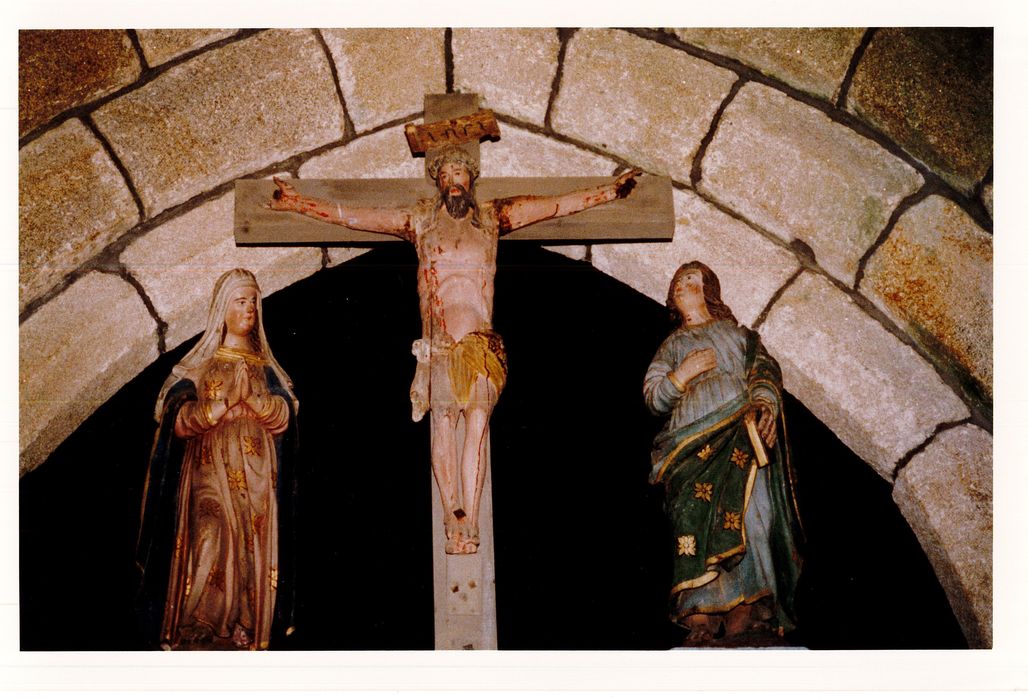 groupe sculpté (Calvaire) : Le Christ entre la Vierge et saint Jean  - © Ministère de la Culture (France), Conservation des antiquités et des objets d’art du Finistère, tous droits réservés