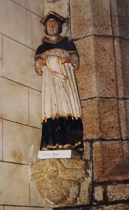 statue : Saint Yves - © Ministère de la Culture (France), Conservation des antiquités et des objets d’art du Finistère, tous droits réservés