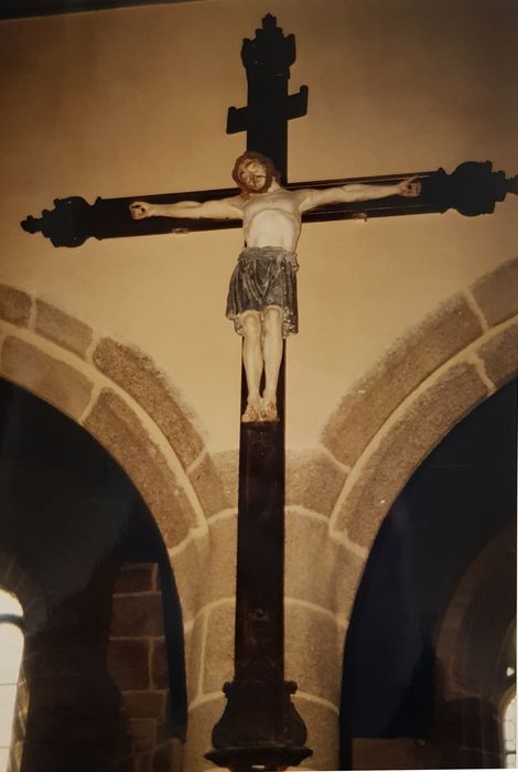 statue : Christ en croix - © Ministère de la Culture (France), Conservation des antiquités et des objets d’art du Finistère, tous droits réservés