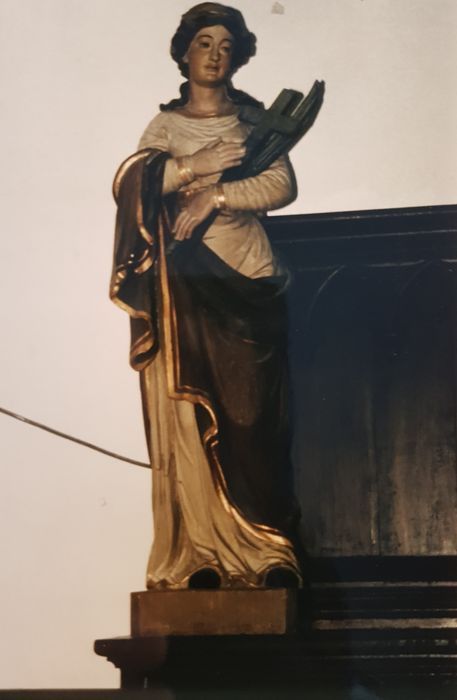 statue : Sainte Martyre avec sa palme et une croix - © Ministère de la Culture (France), Conservation des antiquités et des objets d’art du Finistère, tous droits réservés