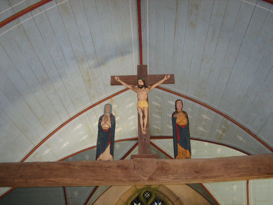 groupe sculpté de la Crucifixion : Le Christ entre la Vierge et saint Jean  - © Ministère de la Culture (France), Conservation des antiquités et des objets d’art du Finistère, tous droits réservés