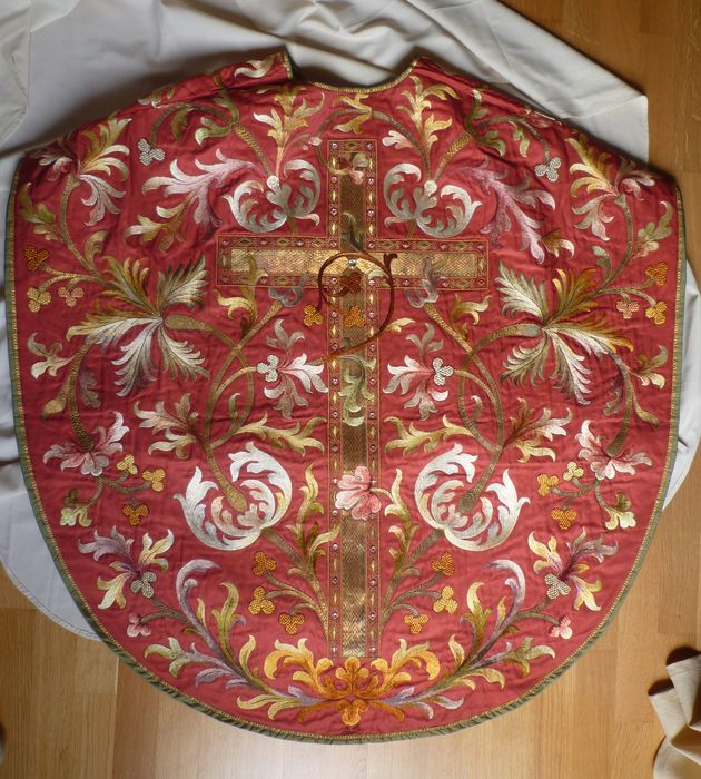 chasuble gothique (ornement rouge) - © Ministère de la Culture (France), Conservation des antiquités et des objets d’art du Finistère, tous droits réservés