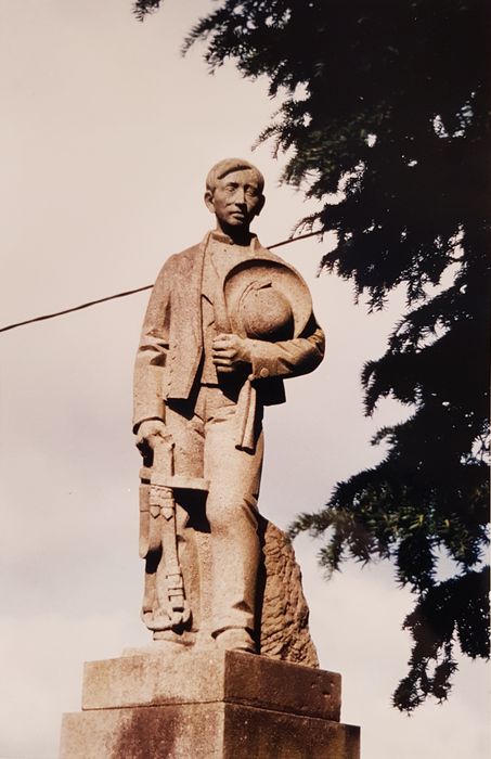 statue : Homme en costume de léonard