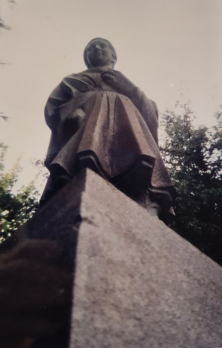 statue : Femme en costume de léonard