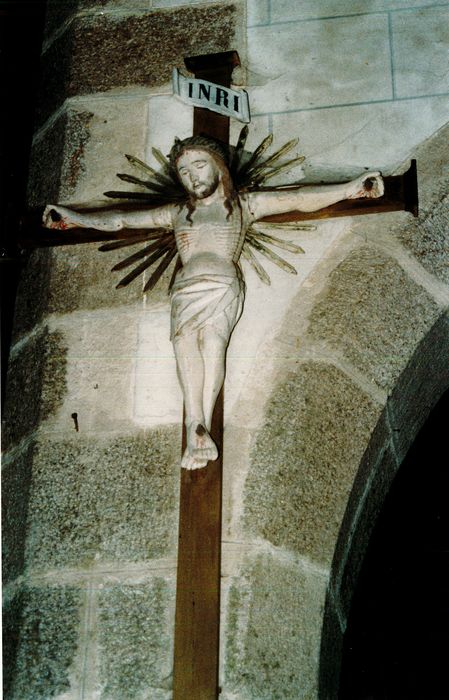 statue : Christ en croix - © Ministère de la Culture (France), Conservation des antiquités et des objets d’art du Finistère, tous droits réservés
