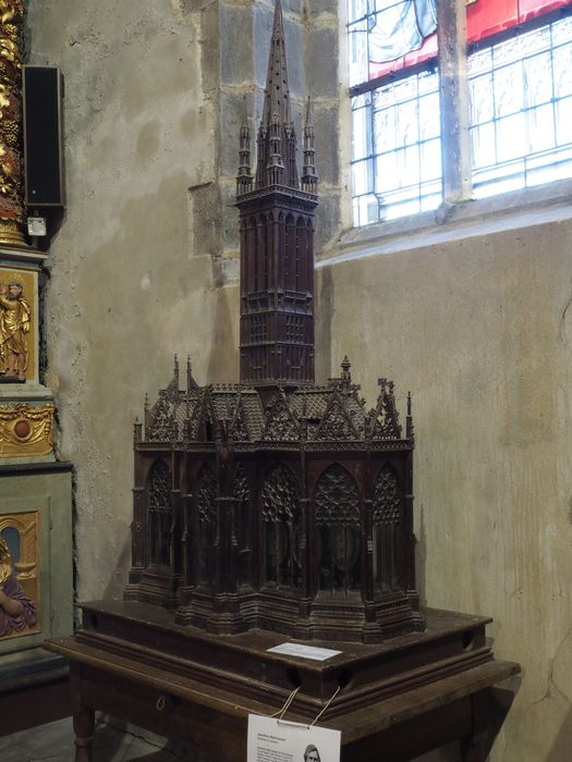 Maquette et ses deux reliquaires avec socle