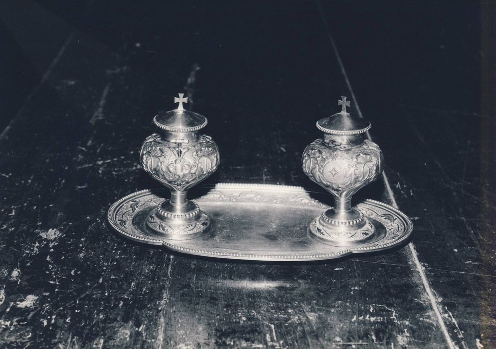 Plateau et deux vases pour les saintes huiles