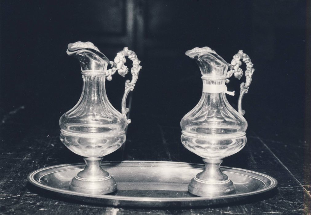 Deux burettes et leur plateau