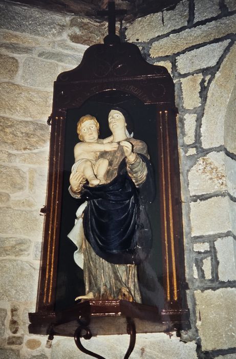 Statue : Vierge à l'Enfant dans une niche