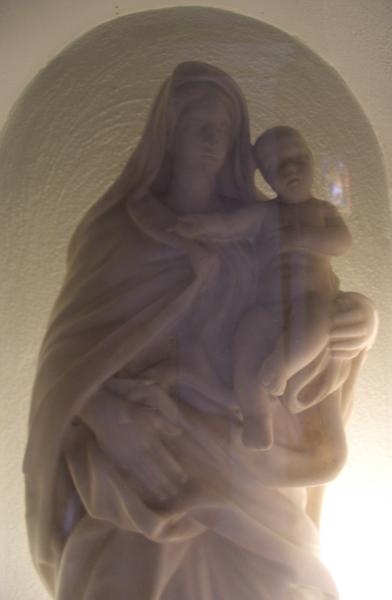 statue : Vierge à l'enfant, vue partielle