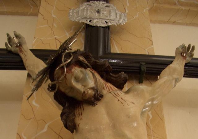 statue : Christ en croix, détail