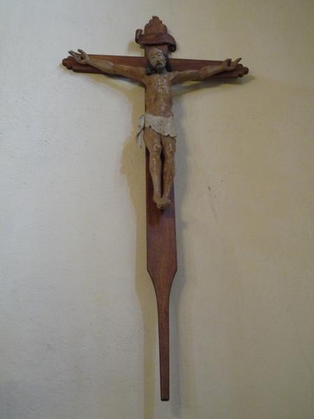 statue : Christ en croix, vue générale