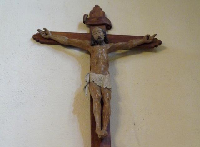 statue : Christ en croix, vue générale