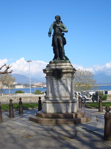 statue : le général Abatucci, vue générale