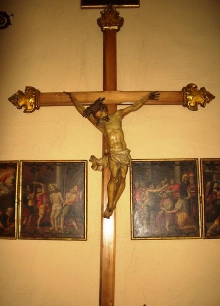 statue : Christ en croix, vue générale