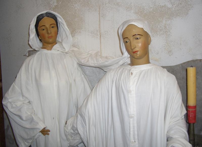 statues de procession (figures vêtues) : Vierge de douleur et sainte Marthe, vue partielle