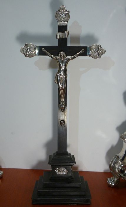 croix d'autel portant un Christ en croix - © Ministère de la Culture (France), Conservation des antiquités et des objets d’art de Corse-du-Sud – Tous droits réservés 