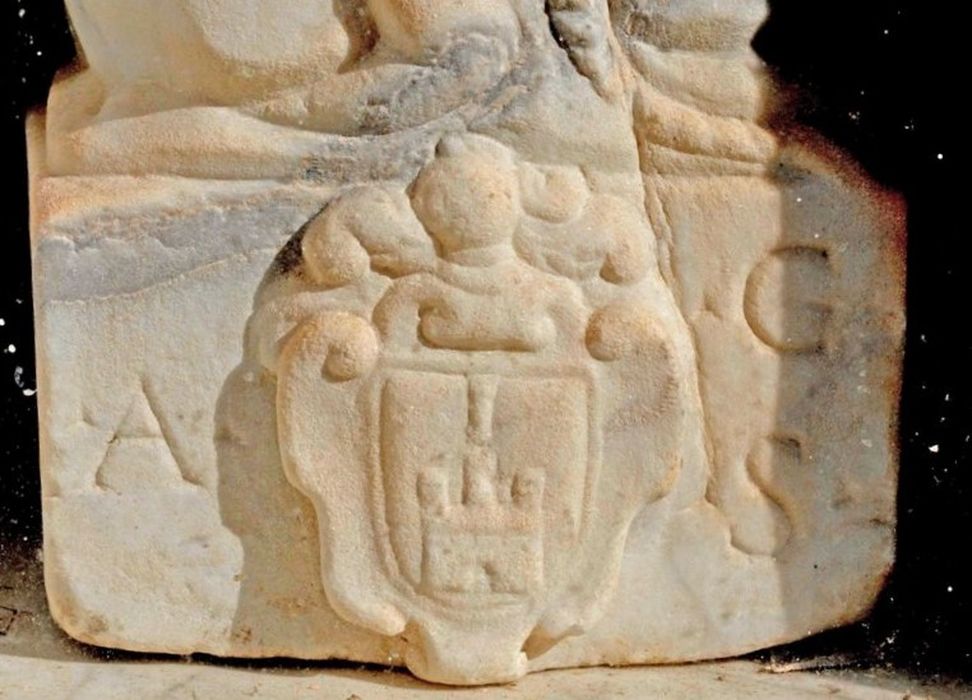 statuette : Moine, détail de l'inscription - © Ministère de la Culture (France), Conservation des antiquités et des objets d’art de Corse-du-Sud – Tous droits réservés 