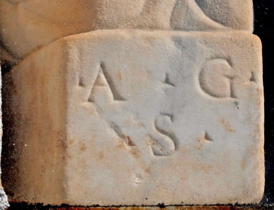 statuette : Moine, détail de l'inscription - © Ministère de la Culture (France), Conservation des antiquités et des objets d’art de Corse-du-Sud – Tous droits réservés 