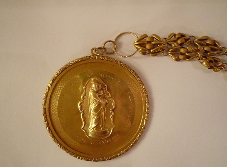 médaille représentant saint Joseph et l'Enfant Jésus datée de 1844 et sa chaîne en or du 19e siècle - © Ministère de la Culture (France), Conservation des antiquités et des objets d’art de Corse-du-Sud – Tous droits réservés 