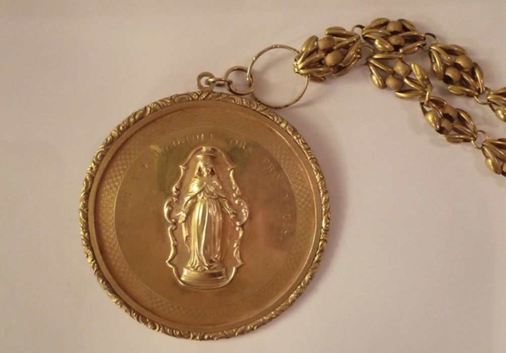 médaille représentant saint Joseph et l'Enfant Jésus datée de 1844 et sa chaîne en or du 19e siècle