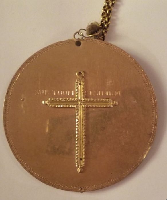 médaille avec Croix perlée ornée d'une émeraude - © Ministère de la Culture (France), Conservation des antiquités et des objets d’art de Corse-du-Sud – Tous droits réservés 