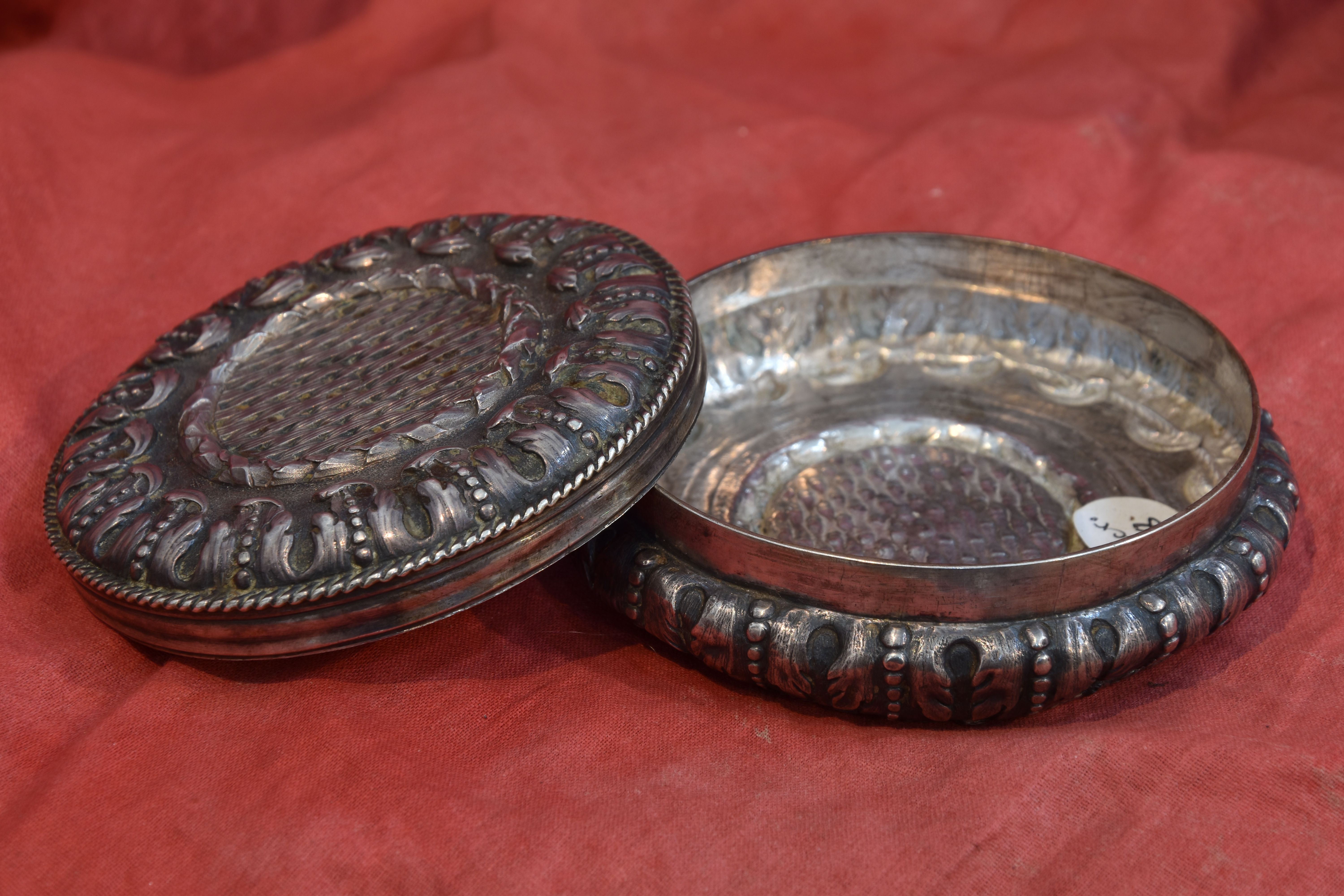 pyxide en argent (ancien poudrier?) - © Ministère de la Culture (France), Conservation des antiquités et des objets d'art de Corse, tous droits réservés