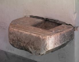 fragment de stèle remployé comme bénitier (photocopie numérisée)