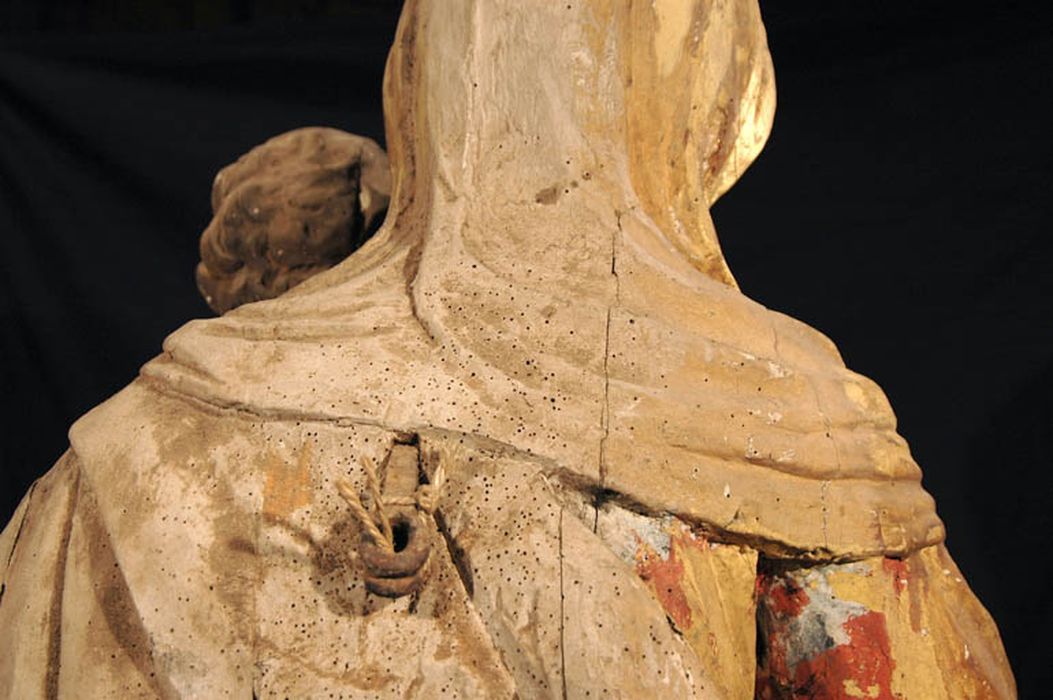 statue : Vierge à l'Enfant, revers, détail
