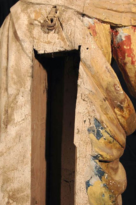 statue : Vierge à l'Enfant, revers, détail