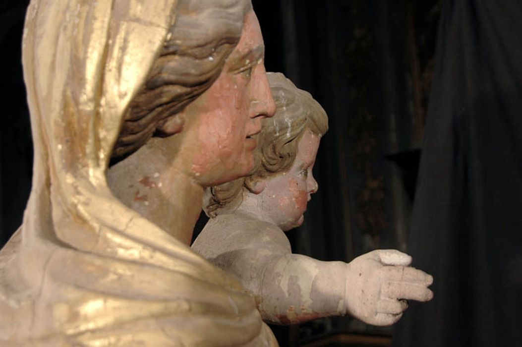 statue : Vierge à l'Enfant, profil droit, détail