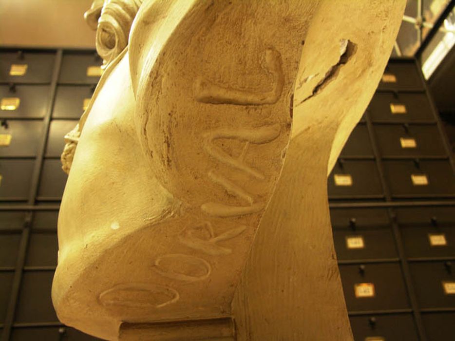 buste : Pierre-Paul Riquet, détail de la signature - © Ministère de la Culture (France), Conservation des antiquités et des objets d’art de la Haute-Garonne – Tous droits réservés 