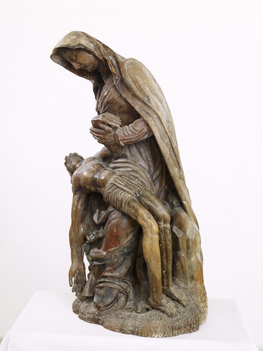 groupe sculpté : Vierge de Pitié, profil droit - © Ministère de la Culture (France), Conservation des antiquités et des objets d’art de la Haute-Garonne – Tous droits réservés 