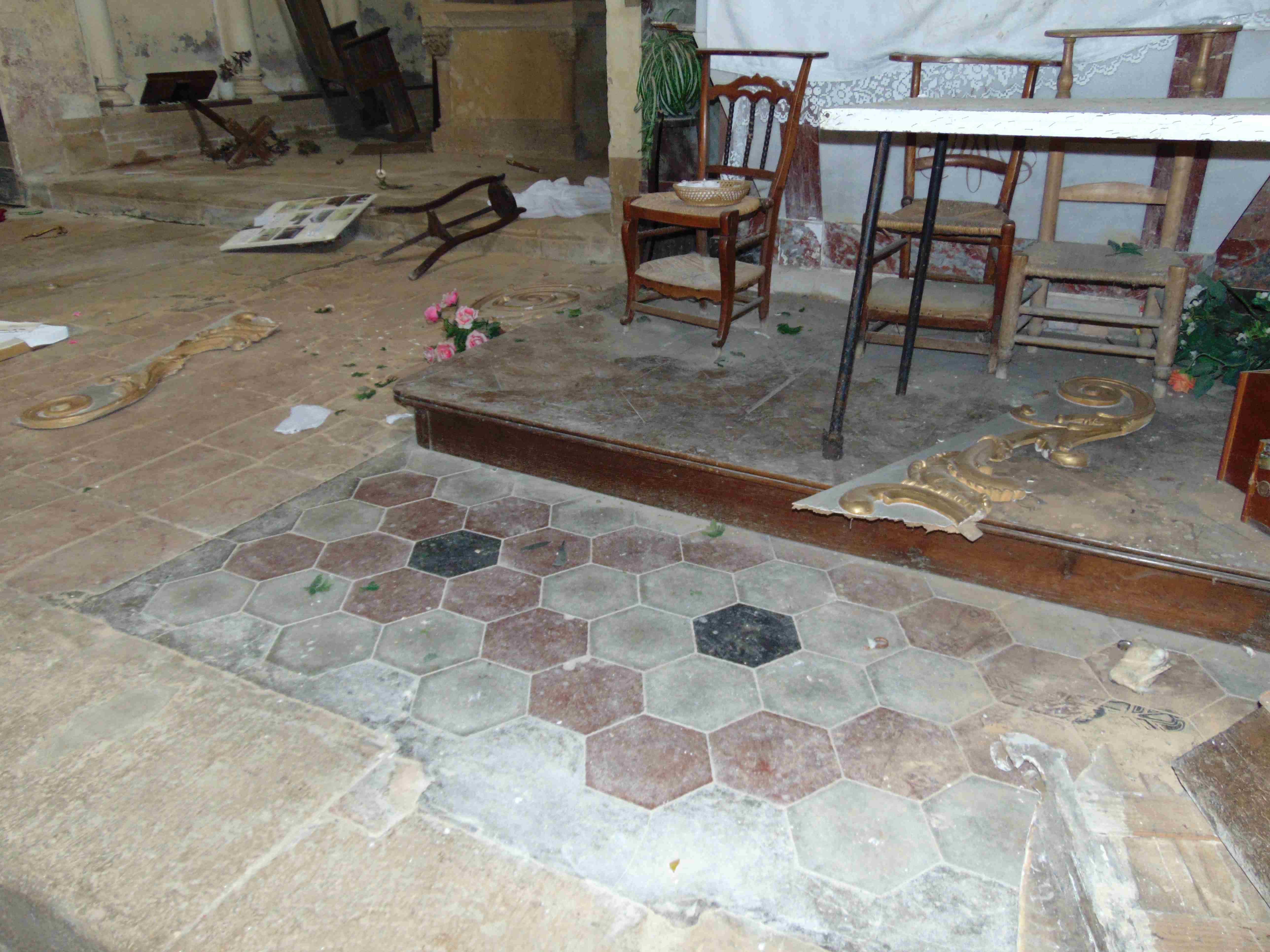 intérieur de l'église suite vandalisme