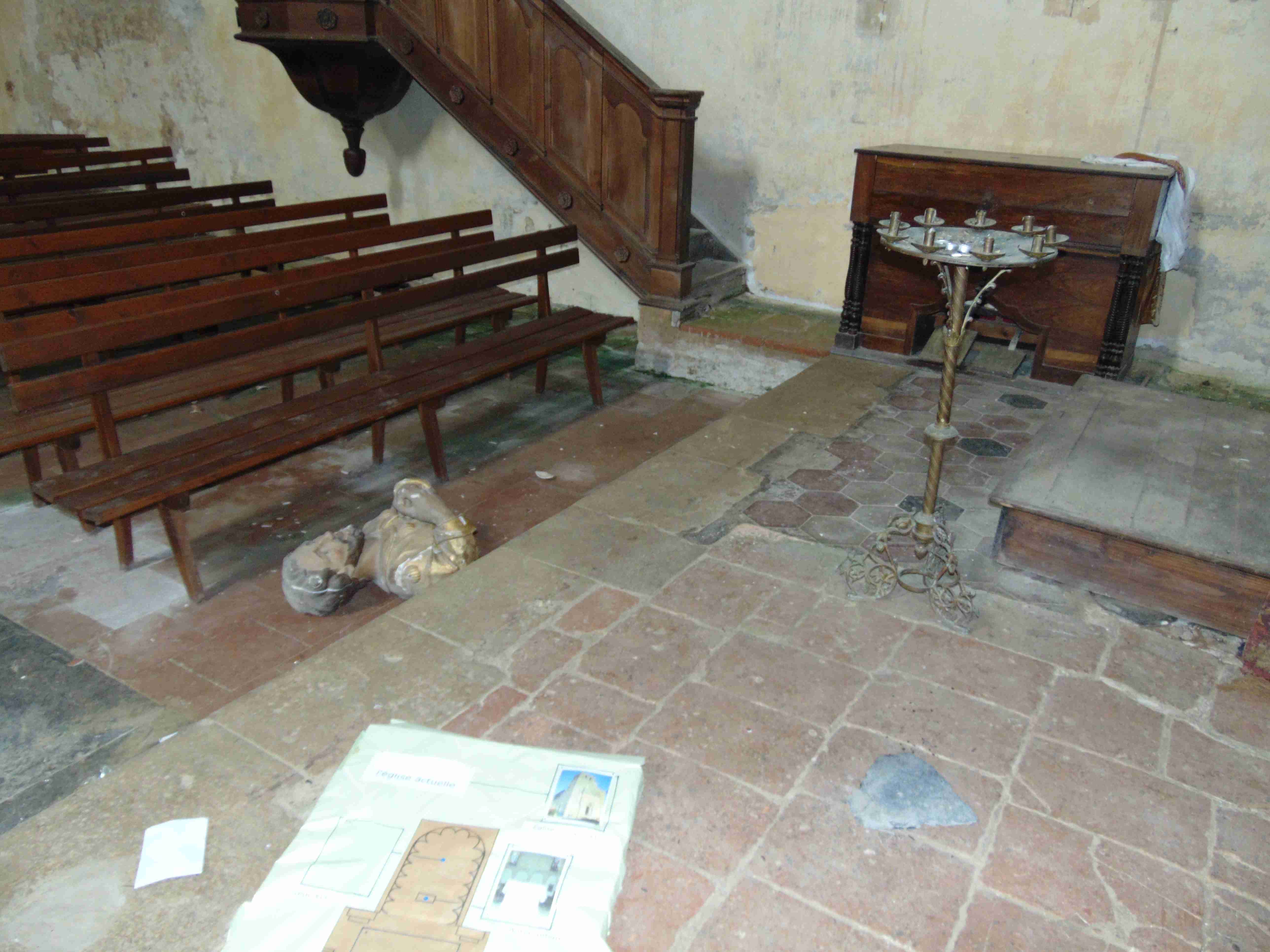 intérieur de l'église suite vandalisme