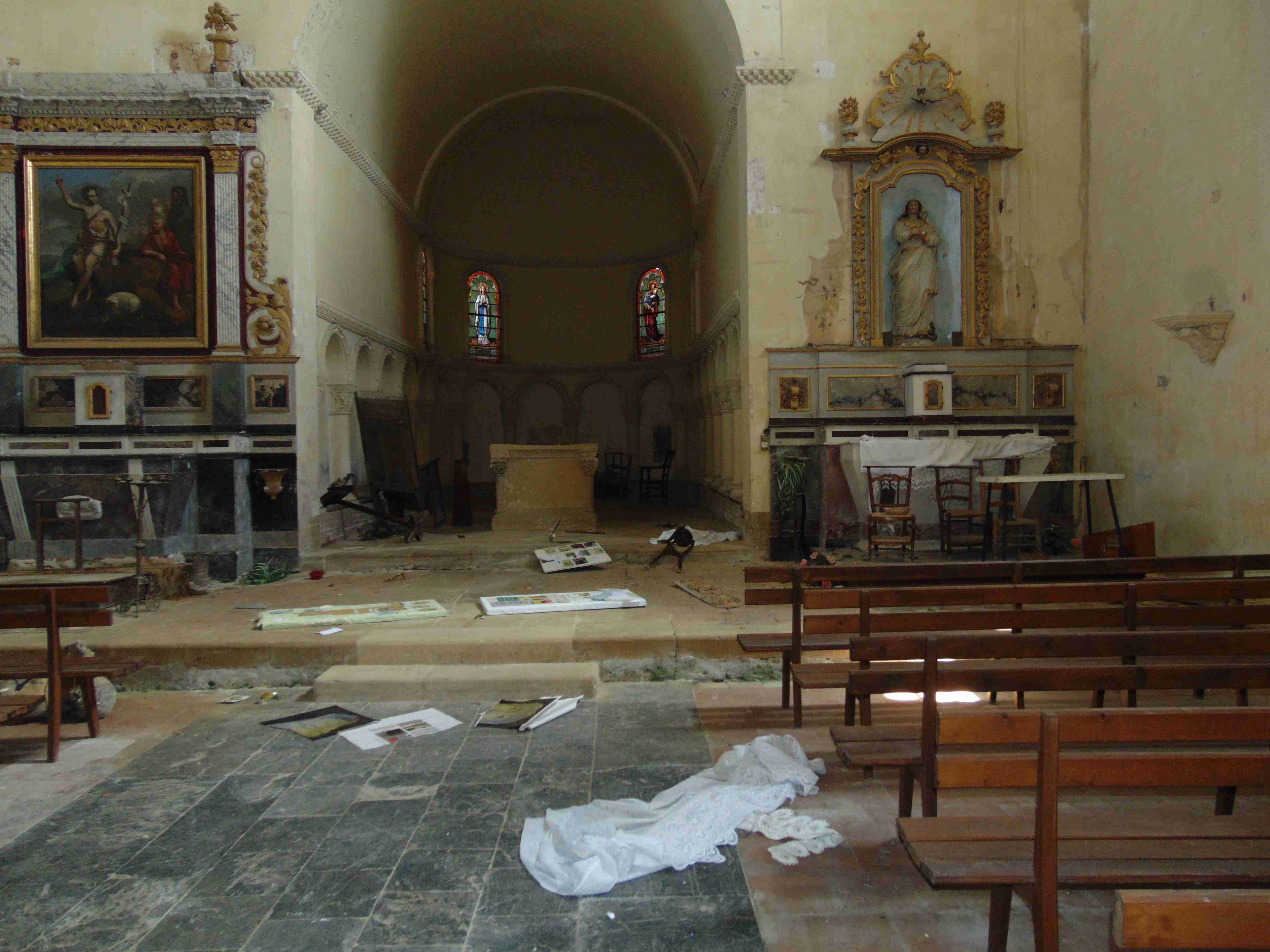 intérieur de l'église suite vandalisme