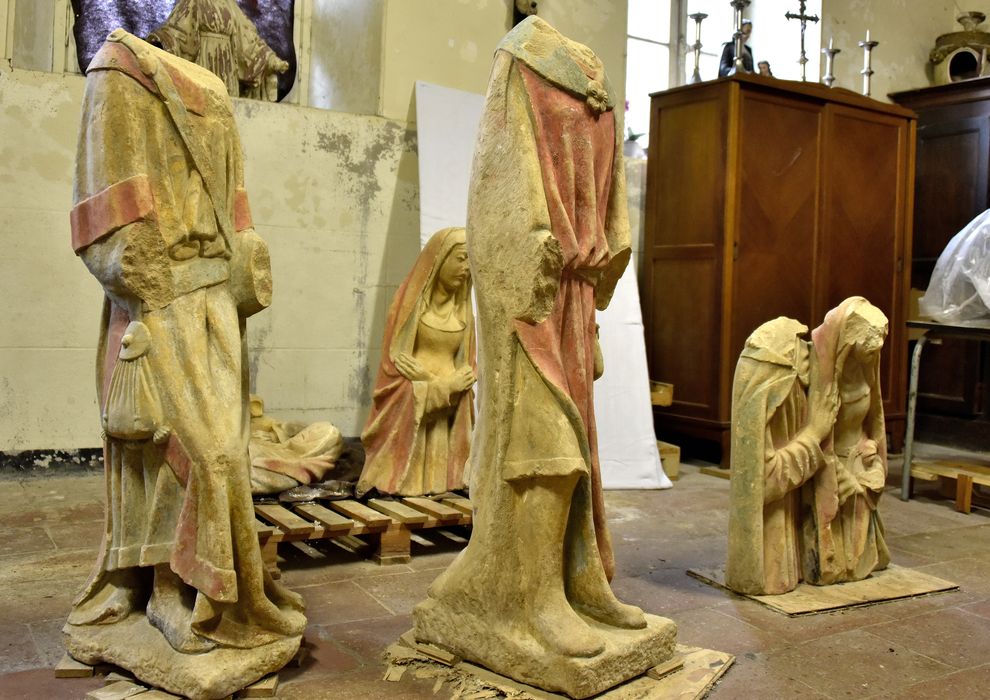 sculptures provenant d’une ancienne Mise au tombeau