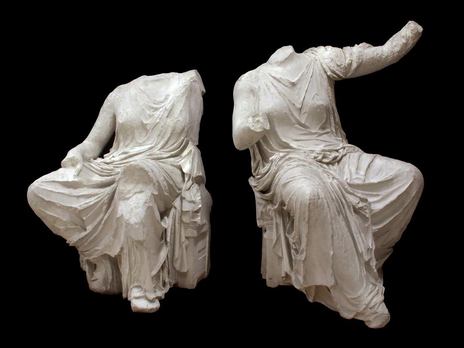 statue : femmes assises (Parthénon, fronton est) (D-79-4-86 et D-79-4-87)