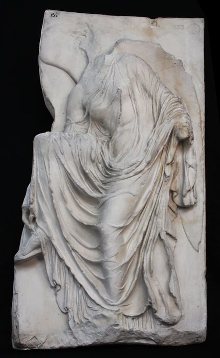 bas-relief : Nikè attachant sa sandale (temple d'Athéna Nikè, parapet) (D-79-4-152)