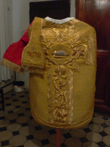 Chasuble ; étole ; manipule ; voile de calice ; bourse de corporal