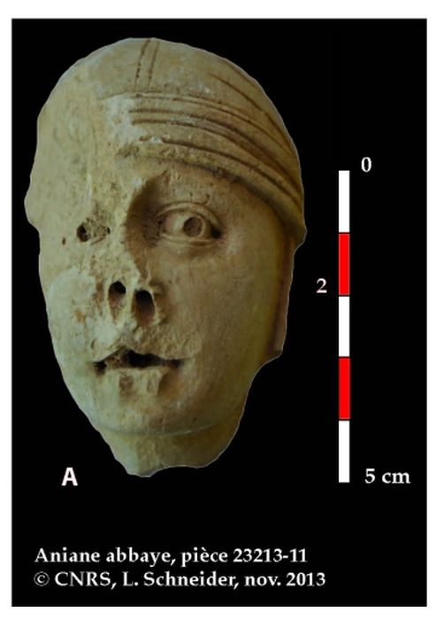 statue (fragment n°23213) : Tête d’un personnage coiffé d’un foulard - © Ministère de la Culture (France), Conservation des antiquités et des objets d’art de l’Hérault – Tous droits réservés