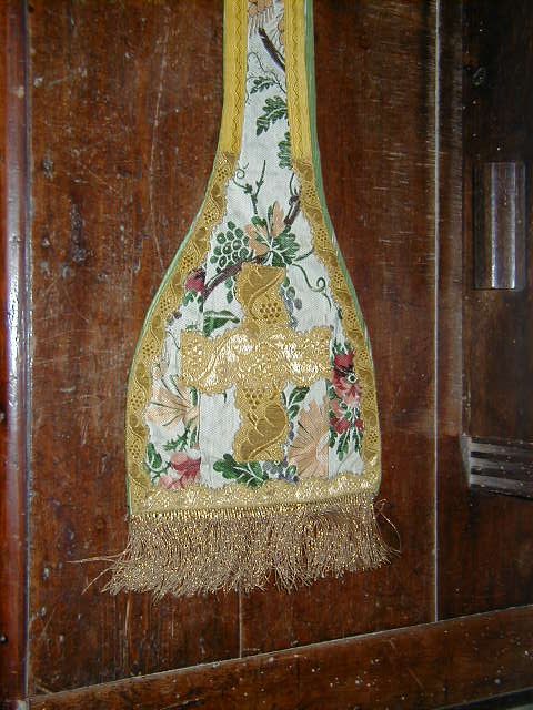 étole, détail (ornement or) - © Ministère de la Culture (France), Conservation des antiquités et des objets d’art de l’Hérault – Tous droits réservés 