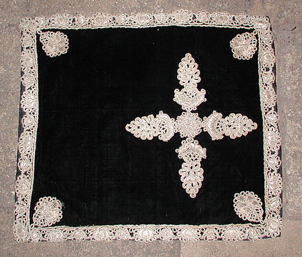 voile de calice (ornement noir) - © Ministère de la Culture (France), Conservation des antiquités et des objets d’art de l’Hérault – Tous droits réservés 