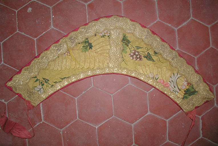 dalmatique (ornement or), détail - © Ministère de la Culture (France), Conservation des antiquités et des objets d’art de l’Hérault – Tous droits réservés 