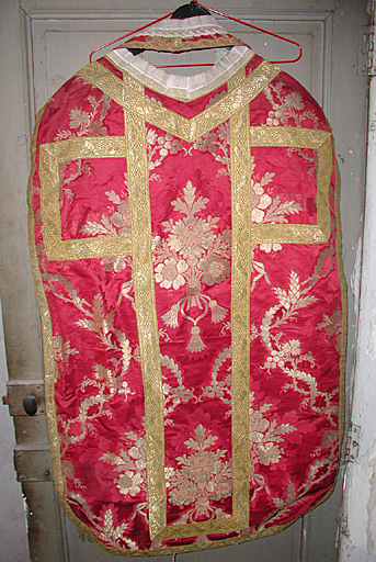 chasuble (ornement rouge) - © Ministère de la Culture (France), Conservation des antiquités et des objets d’art de l’Hérault – Tous droits réservés 