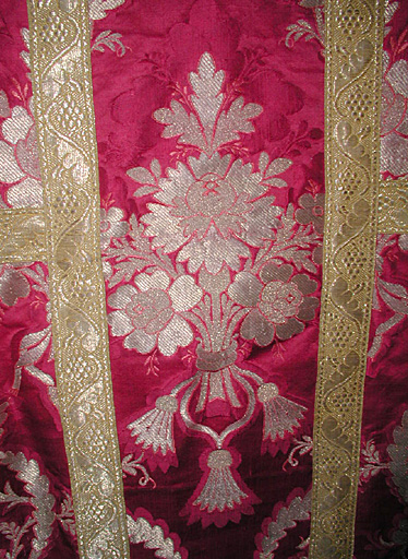 chasuble (ornement rouge), détail - © Ministère de la Culture (France), Conservation des antiquités et des objets d’art de l’Hérault – Tous droits réservés 