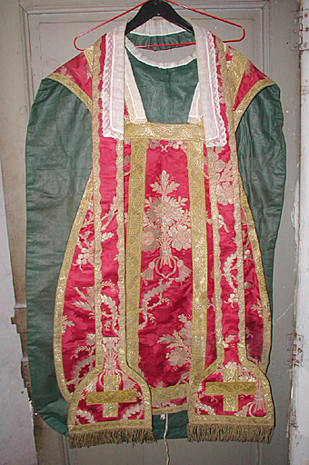 chasuble (ornement rouge) - © Ministère de la Culture (France), Conservation des antiquités et des objets d’art de l’Hérault – Tous droits réservés 