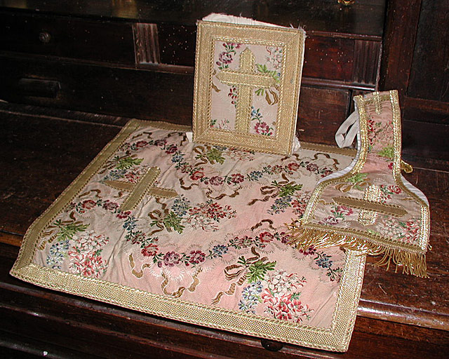 voile de calice, étole, bourse - © Ministère de la Culture (France), Conservation des antiquités et des objets d’art de l’Hérault – Tous droits réservés 