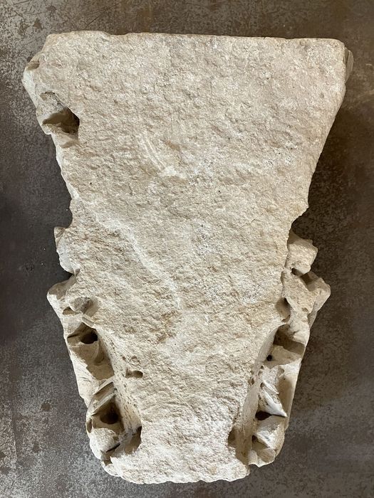 fragment de chapiteau (?) à motif de feuillages d’acanthes - © Ministère de la Culture (France), Conservation des antiquités et des objets d’art de l’Hérault – Tous droits réservés 