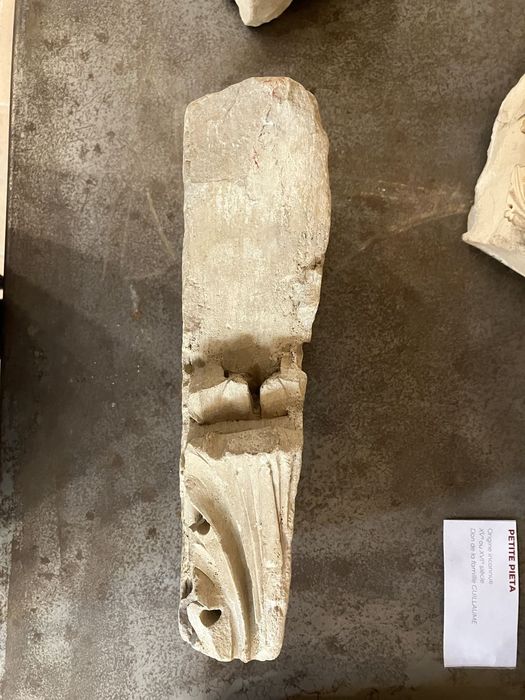 fragment de chapiteau (?) à motif de feuillages d’acanthes - © Ministère de la Culture (France), Conservation des antiquités et des objets d’art de l’Hérault – Tous droits réservés